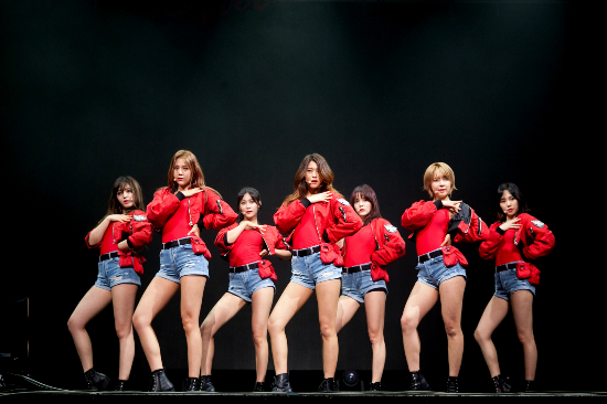 타이틀곡'굿럭'무대선보이는AOA.(사진=FNC엔터테인먼트제공)