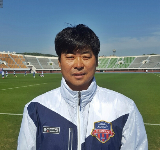 현역시절수원삼성에서만활약한'원클럽맨'이던이진행은지도자변신후수원공고와수원삼성,부산아이파크를거쳐친정팀의연고라이벌수원FC스카우트로부임했다.(사진=수원FC제공)