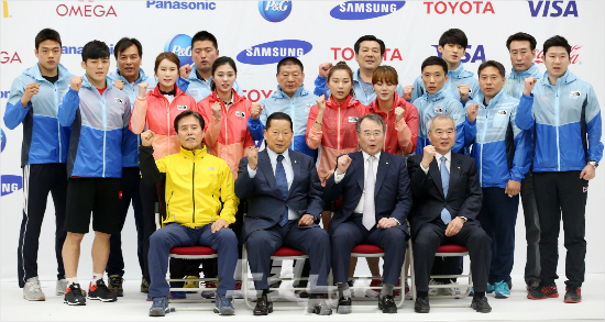 지난달27일오후서울태릉선수촌에서열린리우하계올림픽대회D-100미디어데이에서김정행,강영중대한체육회장을비롯한올림픽대표팀감독선수들이선전을다짐하는모습.(자료사진=박종민기자)