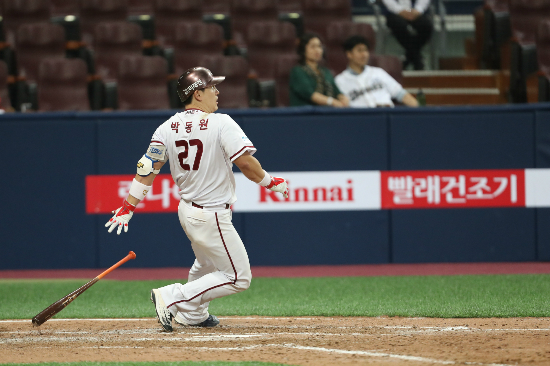 '넘어간다!'넥센히어로즈박동원이17일고척스카이돔에서열린'2016타이어뱅크KBO리그'NC히어로즈전에서6회말3점홈런으로팀의5-3승리를이끌었다.(사진=넥센히어로즈제공)