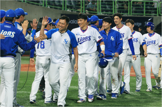 '이제부터올라가자'삼성선수들이17일한화와홈경기에서연장끝에승리한뒤하이파이브를하고있는모습.(포항=삼성)