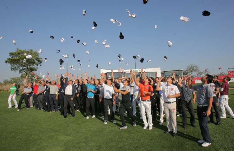 ▲SK텔레콤오픈20주년을기념하는'웰컴파티'에참석한대회출전선수들이모자를던져올리며대회20주년을축하하고있는모습.사진_한석규마니아리포트객원기자