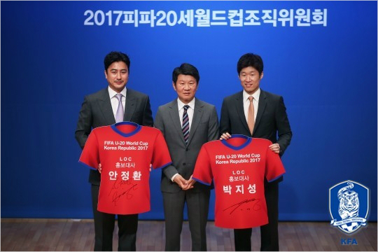 안정환과박지성은내년국내에서열리는국제축구연맹(FIFA)20세이하(U-20)월드컵홍보대사로위촉됐다.(사진=대한축구협회제공)