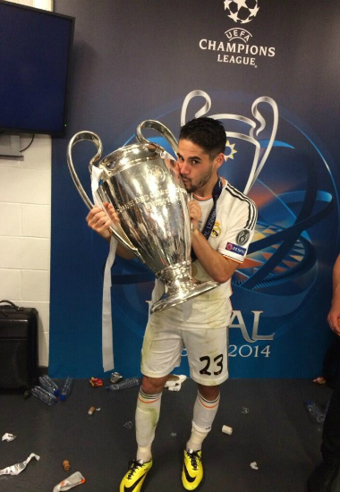 레알마드리드의이스코가오는29일(한국시각)열리는2015-2016유럽축구연맹(UEFA)챔피언스리그아틀레티코마드리드와의결승전에서팀이2-0승리를거둘것이라고말했다.사진은2년전챔피언스리그결승전에서아틀레티코에승리하고우승컵을들고사진을찍은모습.(사진=이스코트위터캡처)
