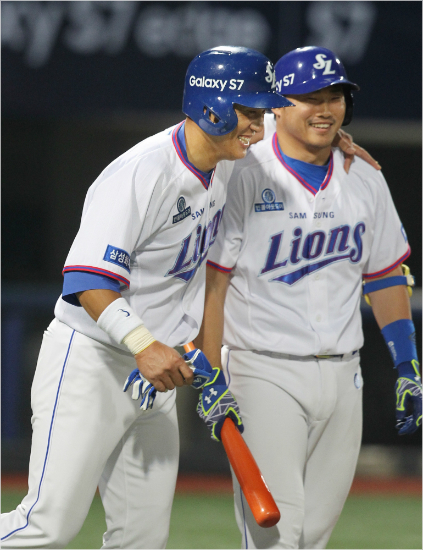 '이렇게이겨도좋다'삼성이지영(오른쪽)이17일한화와홈경기에서연장10회말삼진을당한뒤나온상대포수패스트볼때끝내기득점을기록한3루주자이승엽과함께기뻐하는모습.(포항=삼성)