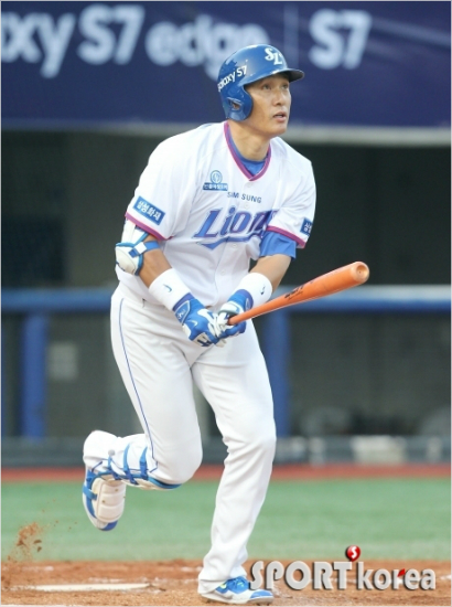 '포항맨이라불러주세요'삼성이승엽이18일한화와홈경기에서1회3점홈런을터뜨린뒤타구를응시하고있다.(포항=삼성)