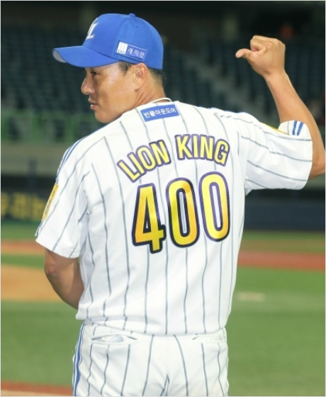 '400홈런의사자왕'이승엽이지난해6월3일롯데와포항경기에서KBO사상최초의개인통산400홈런을날린뒤기념유니폼을입고포즈를취한모습.(자료사진=삼성)