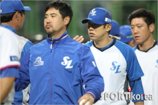 '또이겼다'삼성윤성환(가운데)이18일한화와홈경기에서7이닝2실점호투로승리투수가된뒤장원삼(왼쪽),조동찬등과함께경기후하이파이브를하고있다.(포항=삼성)