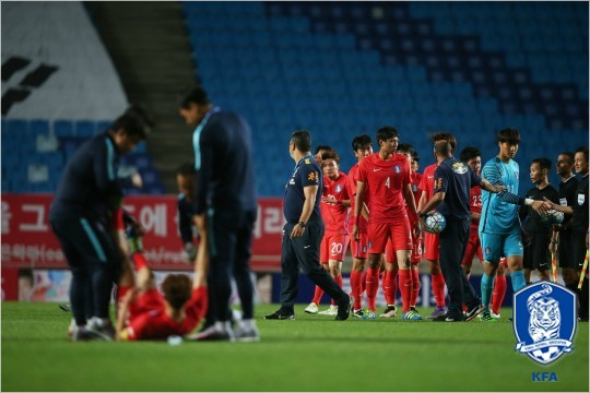 안익수감독이이끄는19세이하축구대표팀은브라질과2016수원JS컵19세이하국제청소년축구대회1차전에서많은선수가근육이상을호소하는문제를보였다.(사진=대한축구협회제공)