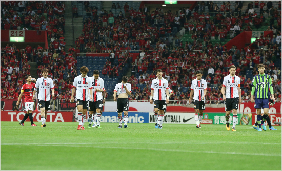 FC서울은우라와레즈와2016아시아축구연맹챔피언스리그16강1차전원정경기에서0-1로분패하며일주일뒤안방에서열릴2차전에서2-0이상의승리를거둬야만8강에진출하는부담을안게됐다.(사진=한국프로축구연맹공동취재단제공)
