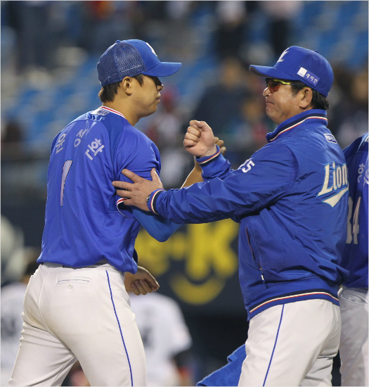 '나믿윤믿'지난12일LG와원정에서승리한뒤삼성윤성환(왼쪽)과류중일감독이세리머니를하는모습.(자료사진=삼성)