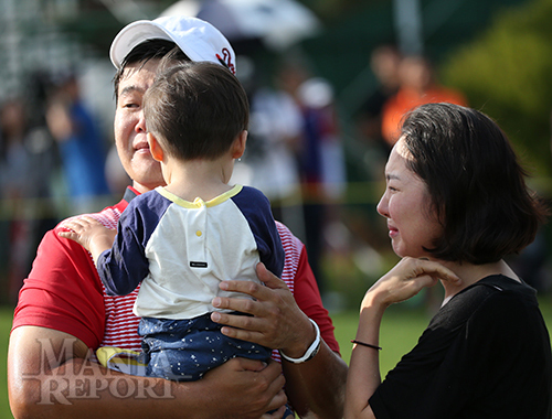 ▲최근국내남자골프무대에서'아빠골퍼'의바람이거세다.아빠라는책임감이골프실력향상에얼마나도움이되는지에관한객관적인데이터는없다.그럼에도그들의선전이반갑다.사진은주흥철이2년전군산CC오픈에서생애첫우승을달성한후아이를안고,아내와함께눈물을흘리고있는모습.사진=박태성기자