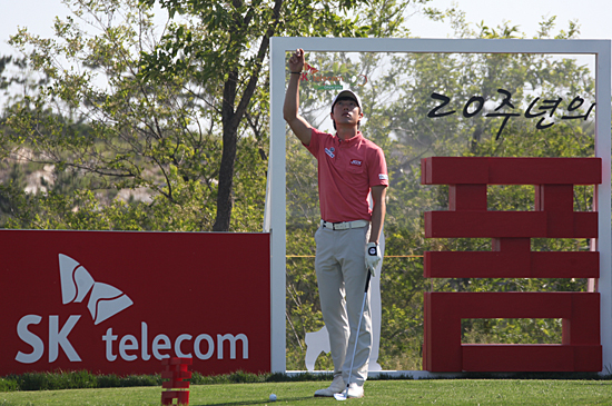 ▲'폼'이벤트가진행되는17번홀에서김태훈선수가바람을확인하고있는모습.사진_조원범마니아리포트기자