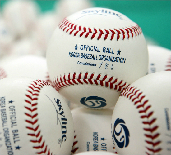 '10개구단모두나를쓰지!'한국야구위원회(KBO)는19일'2016타이어뱅크KBO리그'에서사용되는공식구의2차수시검사결과아무런문제가발견되지않았다고밝혔다.사진은올해공식단일구로쓰이고있는㈜스카이라인스포츠'AAK-100'(사진=한국야구위원회제공)
