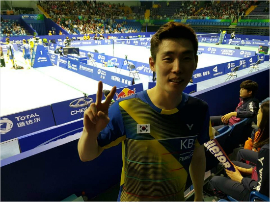 '이겼다'한국남자배드민턴단식간판손완호가세계단체선수권대회8강전에서중국의세계1위천룽을꺾은뒤승리의포즈를취한모습.(쿤산=대한배드민턴협회)