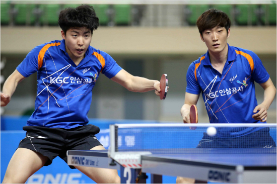 '신성이뜬다'KGC인삼공사임종훈(왼쪽)-김민석이19일'2016실업탁구챔피언전'남자복식결승경기를치르는모습.(대구=월간탁구안성호기자)