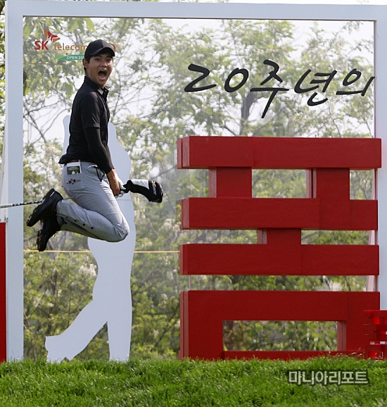 ▲이우성은점프를하면서우스꽝스런표정을지어보였다.영종도=손원철객원기자