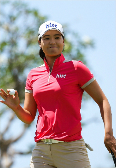 전인지는미국여자프로골프(LPGA)투어킹스밀챔피언십3라운드에서버디만9개를잡는코스레코드타이기록으로단숨에우승경쟁에합류했다.(사진=롯데제공)