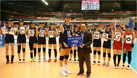 구자준한국배구연맹총재는리우올림픽출전권을획득한여자배구대표팀에1억원의포상금을전달했다.(사진=한국배구연맹제공)