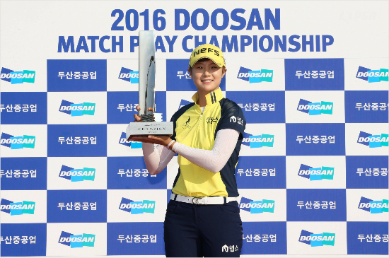 박성현은한국여자프로골프(KLPGA)투어두산매치플레이챔피언십에서우승,올시즌6개대회에출전해4개의우승트로피를드는독주를이어갔다.(사진=KLPGA제공)