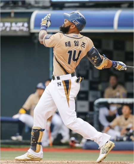 '넘어갔어'NC에릭테임즈가21일삼성과홈경기에서홈런을쏘아올린뒤타구를응시하는모습.(자료사진=NC)