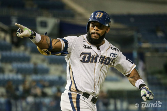 '봤지?'NC에릭테임즈가지난13일케이티와홈경기에서멀티홈런을때려낸뒤더그아웃동료들을바라보는모습.(자료사진=NC)