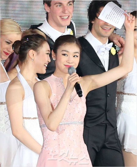 '저도응원할게요'지난2014년아이스쇼를마친뒤팬들에게감사의인사를전하는피겨여왕김연아의모습.(자료사진=황진환기자)