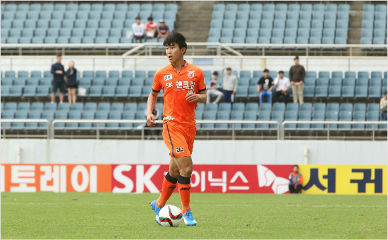 울리슈틸리케감독은현재중국슈퍼리그옌볜푸더에서활약하는윤빛가람을발탁한이유로K리그클래식에서활약할때부터오랫동안꾸준하게지켜봤기때문이라고설명했다.(사진=제주유나이티드제공)