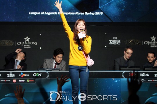 경기 전 관객 호응을 유도하고 있는 8기 버프걸 김시내.