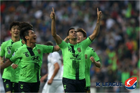 레오나르도는다시한번프리킥상황에서기막힌슈팅으로결승골을꽂아넣으며전북의2년연속아시아축구연맹(AFC)챔피언스리그8강진출을이끌었다.(사진=한국프로축구연맹)