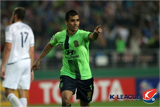 레오나르도는멜버른빅토리와아시아축구연맹챔피언스리그16강1,2차전에서홀로전북이얻은3골을꽂아넣었다.(사진=한국프로축구연맹)