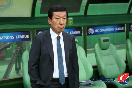 최강희전북현대감독은최근불거진구단스카우트의심판매수혐의에모든책임을지고수사결과에따라최악의경우감독직을내려놓겠다는폭탄선언을했다.(사진=한국프로축구연맹제공)