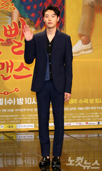 배우류준열이25일오후서울상암동MBC골든마우스홀에서열린새수목드라마'운빨로맨스'제작발표회에서포즈를취하고있다.(사진=박종민기자)