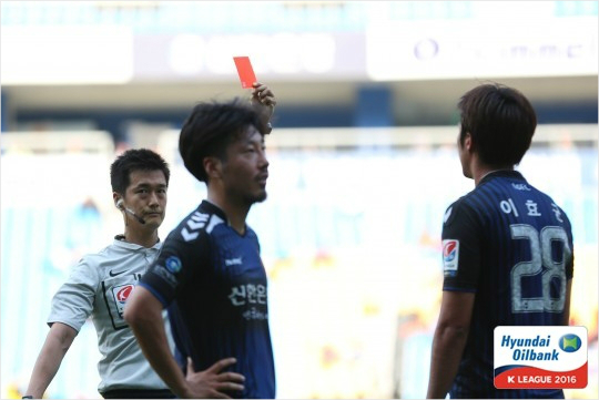 인천공격수이효균은지난22일광주FC와홈경기에서상대선수의얼굴을팔꿈치로가격하는반칙으로즉시퇴장당했다.한국프로축구연맹상벌위원회는퇴장으로2경기출장정지에나설수없는이효균에3경기출장정지를추가로내렸다.(사진=한국프로축구연맹제공)