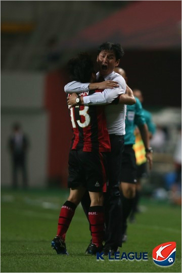 "잘했다요한아~."최용수감독이승부차기로가는극적인골을넣은고요한과포옹하고있다.(사진=한국프로축구연맹제공)