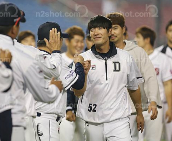 '전,현주장의세리머니'두산김재호(52번)와오재원(뒤)이25일케이티와홈경기를승리로장식한뒤김태형감독등동료들과하이파이브를하고있다.(잠실=두산베어스)