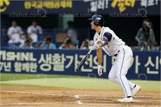 '이게바로주장의힘'두산김재호가25일케이티와홈경기에서2회2타점역전결승2루타를터뜨리고있다.(잠실=두산)