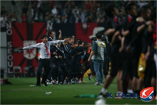 FC서울최용수감독이승부차기끝에승리를거두고환호하고있다.(사진=한국프로축구연맹제공)