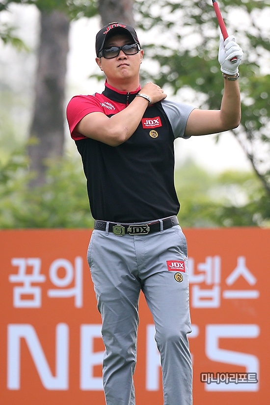 ▲허인회가26일강원도홍천힐드로사이골프장에서열린KPGA투어넵스헤리지티첫날1번홀에서티샷을준비하고있다.홍천=박태성기자