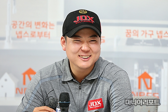 ▲26일강원도홍천힐드로사이골프장에서열린넵스헤리티지첫날6언더파를친함정우가경기후기자회견을하고있다.홍천=박태성기자