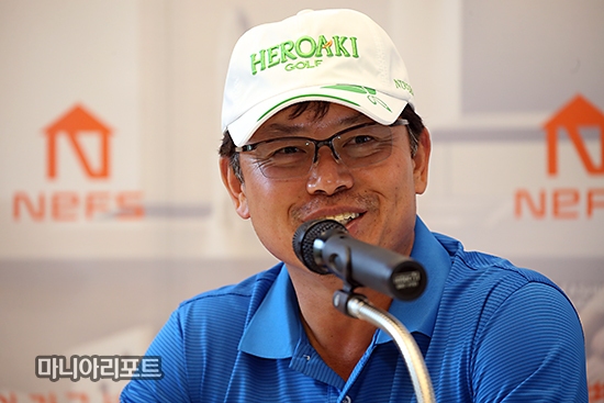 ▲26일강원도홍천힐드로사이골프장에서열린넵스헤리티지첫날공동2위에오른신용진이경기후기자회견을하고있다.투어최고령인그는올해도정규와챔피언스투어를병행하고있다.홍천=박태성기자
