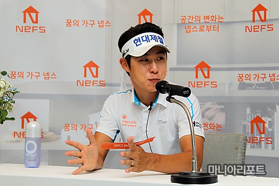 ▲최진호가넵스헤리티지2라운드후인터뷰를하고있다.홍천=박태성기자