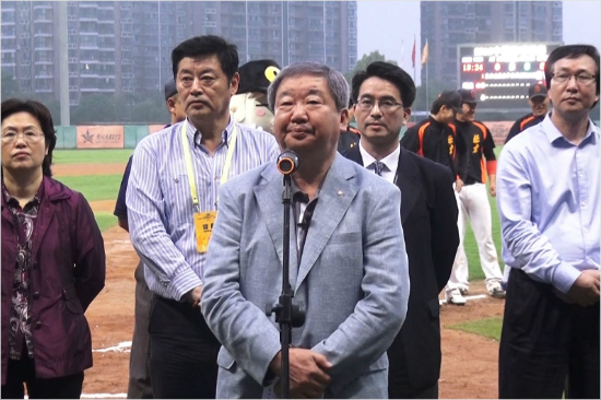KBO구본능총재가지난27일중국강소성무석시에서열린중국야구리그개막식에서축사를하는모습.(사진=KBO)