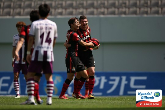 서울의주장오스마르는전남과홈경기에서전반10분자책골을넣은뒤전반41분프리킥득점으로만회했다.골을넣은뒤오스마르는임신세리머니로자축했다.(사진=한국프로축구연맹제공)