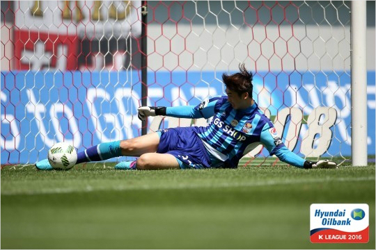 오스마르의백패스를예상하지못하고전진하던서울골키퍼유상훈은뒤늦게공을따라와몸을날렸지만이미공은골라인을넘은뒤였다.(사진=한국프로축구연맹제공)