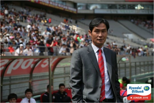 FC서울의최용수감독은막강한공격진을막기위해상대팀이스리백전술을선택하는경우가많아지자자신의스리백전술경험으로해법을찾을수있다는자신감을선보였다.(사진=한국프로축구연맹제공)