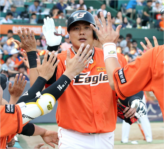 '우리거포오셨네'한화김태균이29일롯데와홈경기에서1회역전결승2점홈런을때려낸뒤동료들과하이파이브를하는모습.(대전=한화)