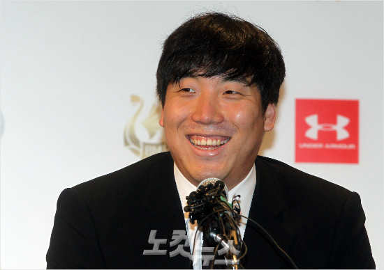 '시련을이기면웃을수있습니다'볼티모어김현수는스프링캠프에서다소부진하면서주전경쟁에서밀리는설움을겪었지만묵묵히벤치신세를이겨내며30일(한국시각)데뷔첫홈런을결승포로장식하는등서서히입지를다지고있다.6개월전미국진출기자회견때야구후배들에게전한그의메시지를스스로실천하는모양새다.사진은지난해12월회견당시모습.(자료사진=황진환기자)