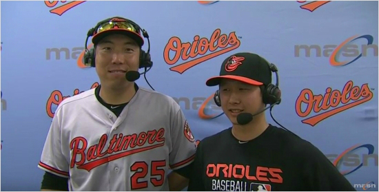 '살다보니이런날이...'볼티모어김현수(왼쪽)가30일(한국시각)클리블랜드원정에서결승포로팀승리를이끈뒤볼티모어지역방송과인터뷰를하는모습.(사진=중계화면캡처)