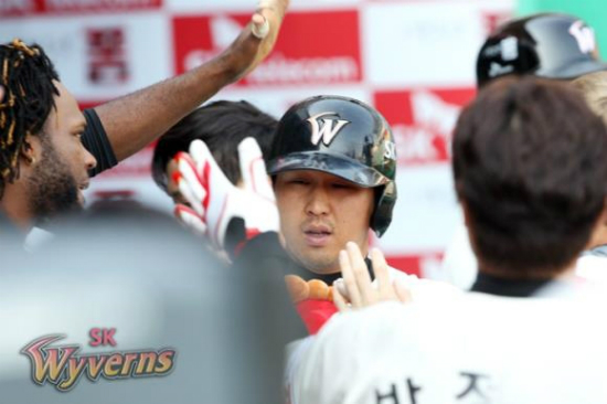 '200홈런이보인다!'SK와이번스최정이29일인천SK행복드림구장에서열린'2016타이어뱅크KBO리그'삼성전에서홈런을기록하고동료들의축하를받고있다.(사진=SK와이번스제공)